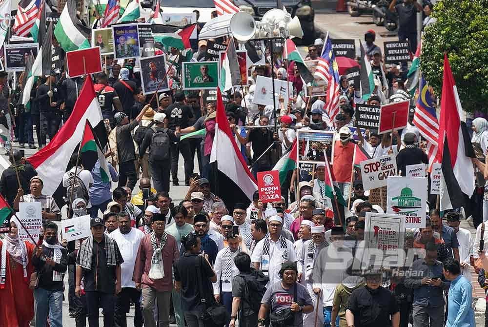 Peserta ‘Himpunan Setahun Gaza, Demo Mega’ berarak menuju ke Kedutaan AS di Jalan Ampang bagi menyatakan solidariti terhadap Palestin. Foto Sinar Harian-ROSLI TALIB