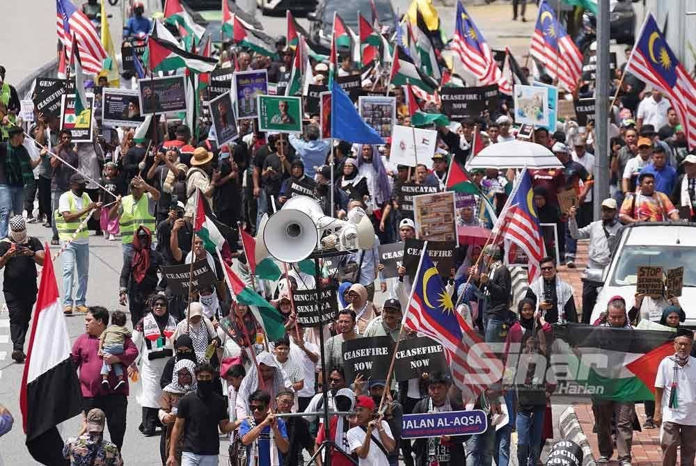 Ratusan peserta demostrasi berarak menuju ke Kedutaan AS di Jalan Ampang bagi menyatakan solidariti terhadap Palestin. Foto Sinar Harian-ROSLI TALIB