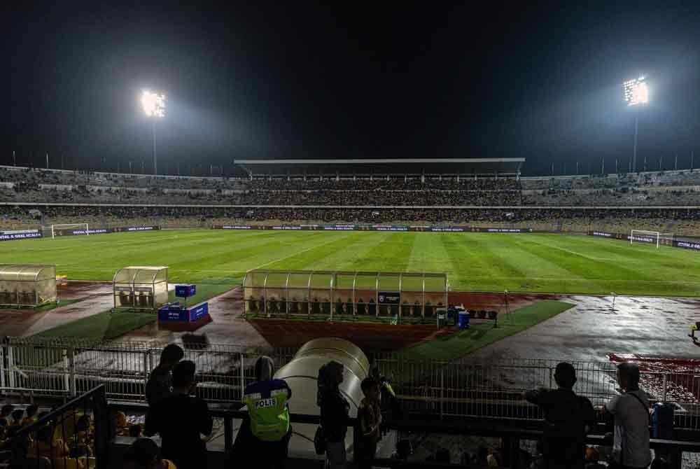 IMBAS KEMBALI... Perlawanan Perak menentang JDT yang ditangguhkan berikutan keadaan padang pada 5 Oktober lalu.