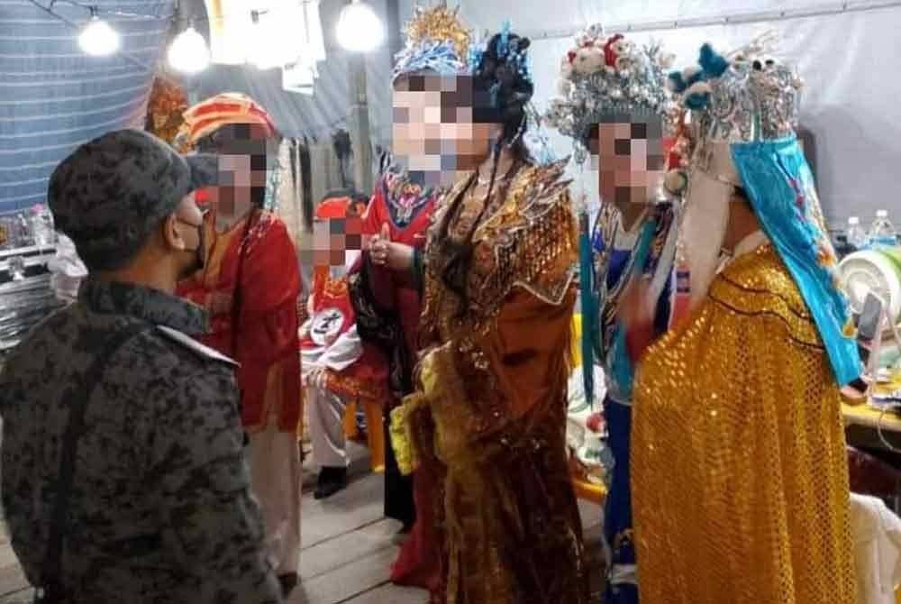 Antara pelakon opera warga asing yang ditahan Imigresen dalam serbuan di Butterworth.