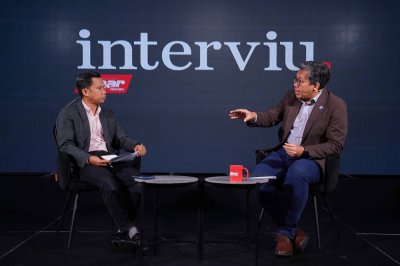 Program Interviu bertajuk ‘Hapuskan diskriminasi dalam 'perang' terhadap gula’ menampilkan Azrul (kanan) dan dihoskan oleh Haizir di Studio F Kompleks Kumpulan Karangkraf pada Rabu.