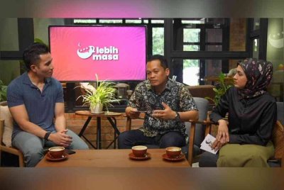 Shahril (kiri) sewaktu menjadi tetamu audio siar Lebih Masa yang dihoskan Nik Nazmi dan Nani.