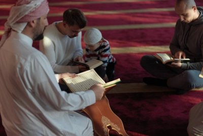 PENCERAMAH dan khatib sepatutnya melakukan semakan terlebih dahulu terhadap hadis-hadis yang akan disampaikan kepada orang awam. Foto CANVA