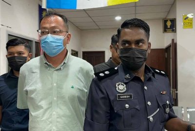 Tertuduh sebagai pengarah dua buah syarikat tanpa persetujuan mesyuarat agung syarikat berkenaan telah terlibat dalam satu perniagaan yang bersaing dengan syarikat tersebut.