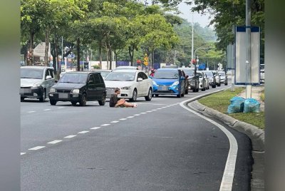 Wanita warga Rusia tiada pengenalan diri ditahan kerana berkelakuan tidak senonoh dan menghalang lalu lintas di Jalan Setia Perdana, Seksyen U13 Setia Alam, Shah Alam Selangor pada Rabu.