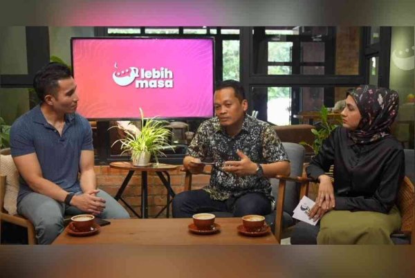 Shahril (kiri) sewaktu menjadi tetamu audio siar Lebih Masa yang dihoskan Nik Nazmi dan Nani.