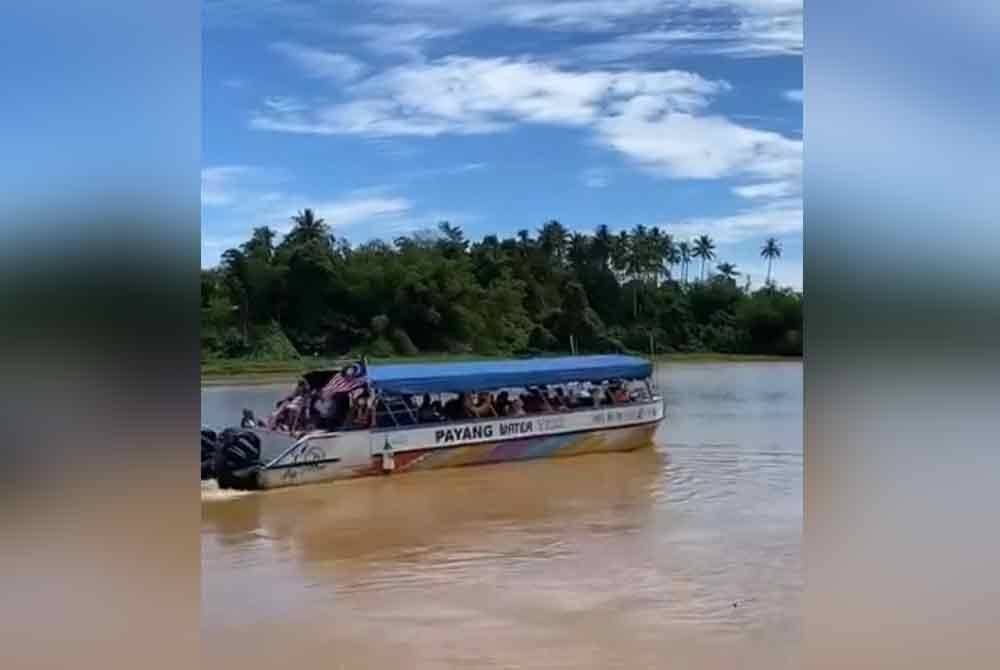 Warung Santai D' River turut menjadi persinggahan bagi pelancong yang menaiki bot dikenali sebagai Payang Water Taxi ketika menyusuri sungai Terengganu.