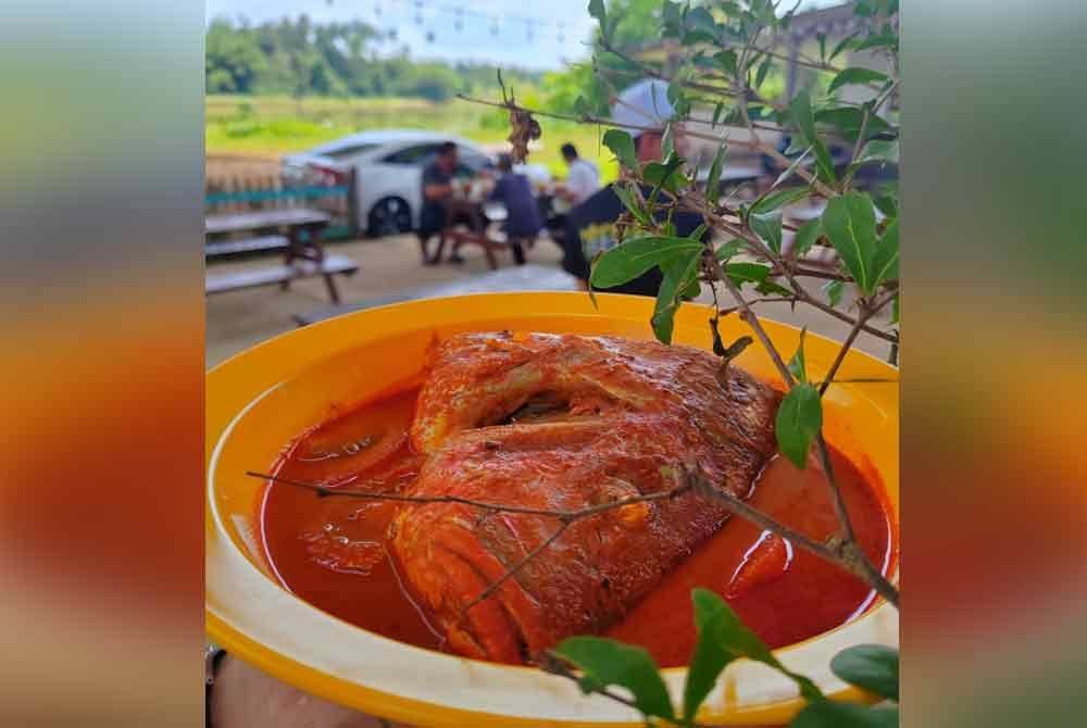 Kari kepala ikan yang boleh didapati di Warung Santai D' River.