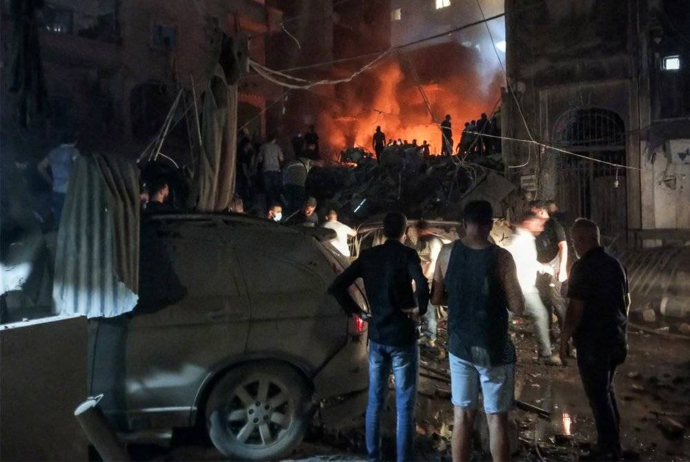 Serangan udara itu menyebabkan kebakaran besar di tengah Beirut. Foto AFP