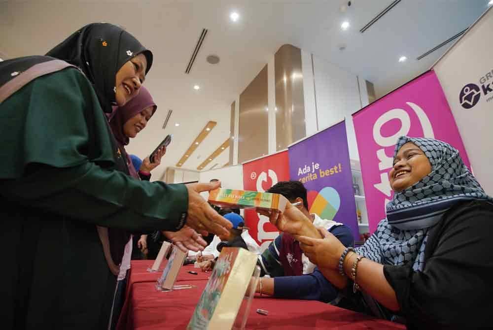 Nurul Syahida bersama peminat ketika sesi 'meet and greet' Uncle Bos Mama pada Jumaat.