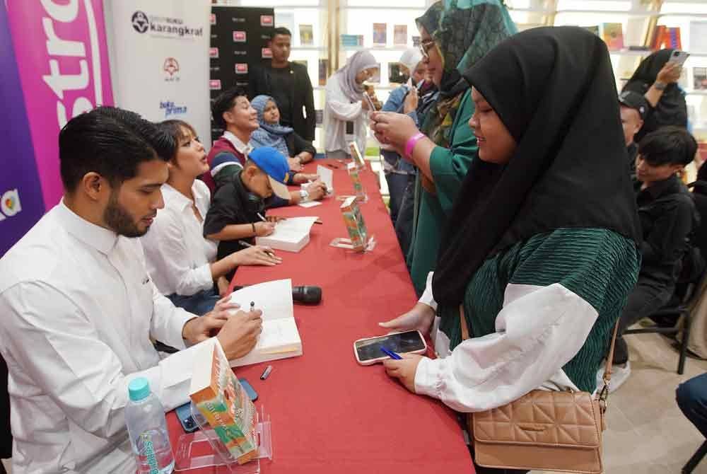 Pelakon dan penulis Uncle Bos Mama ketika sesi 'Meet and Greet' di MPH Bookstore The Exchange TRX, pada Jumaat.