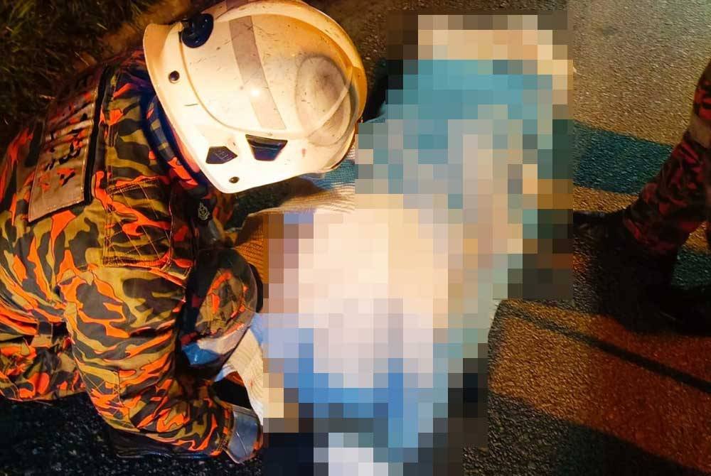 Mangsa, seorang wanita disahkan meningal dunia di lokasi kejadian. Foto JBPM Perak