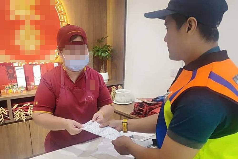 Penguat kuasa DBKL mengeluarkan kompaun dan notis penguatkuasaan ke atas premis terlibat.