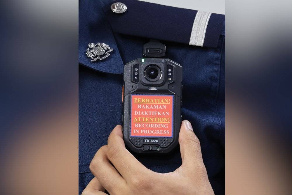 JKDM hari ini memperkenalkan penggunaan kamera badan atau Body Worn Camera (BWC) di Lapangan Terbang Antarabangsa Kuala Lumpur (KLIA) hari ini. Foto Bernama
