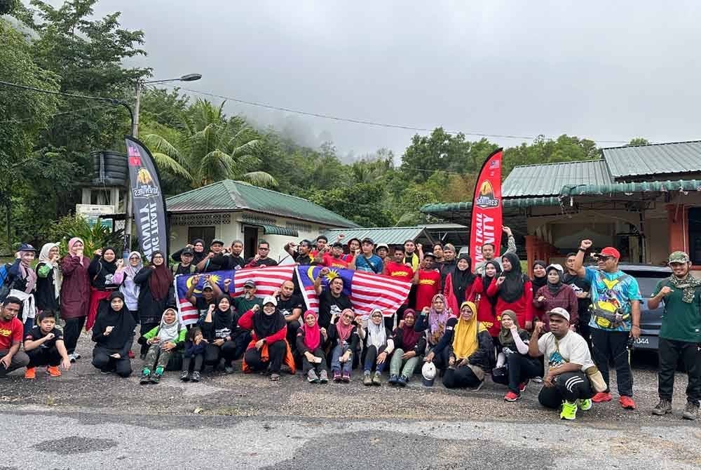 Para peserta yang semangat sebelum memulakan pendakian di Bukit Kepang, Machang.