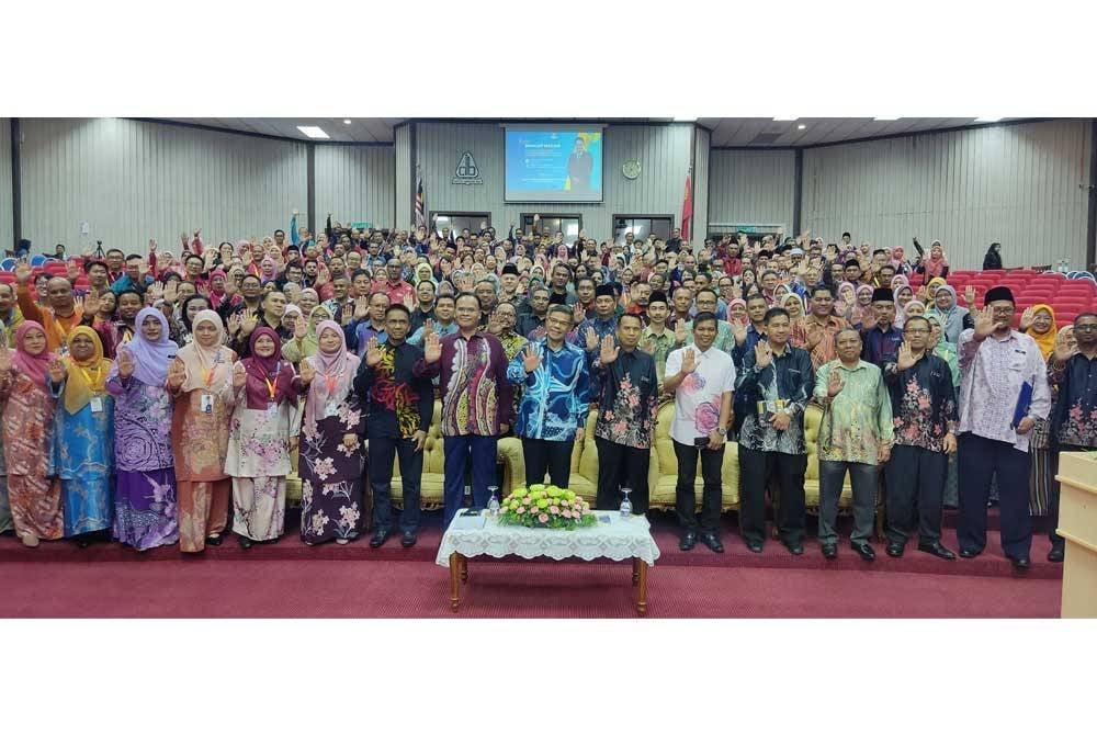 Saifuddin (tengah) bergambar bersama peserta selepas Bicara Eksekutif Madani yang bertajuk Peranan Pemimpin MADANI dalam Memartabatkan Manusiawi dan Menyejahterakan Masyarakat di Institut Aminuddin Baki (IAB) Kementerian Pendidikan Malaysia Cawangan Utara, Jitra pada malam Jumaat.