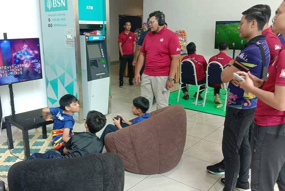 Kanak-kanak tidak melepaskan peluang menyertai pelbagai aktiviti yang dijalankan dalam program Hari Sukan Negara 2024 peringkat Ibu Pejabat Polis Kontinjen (IPK) Kuala Lumpur pada Sabtu.