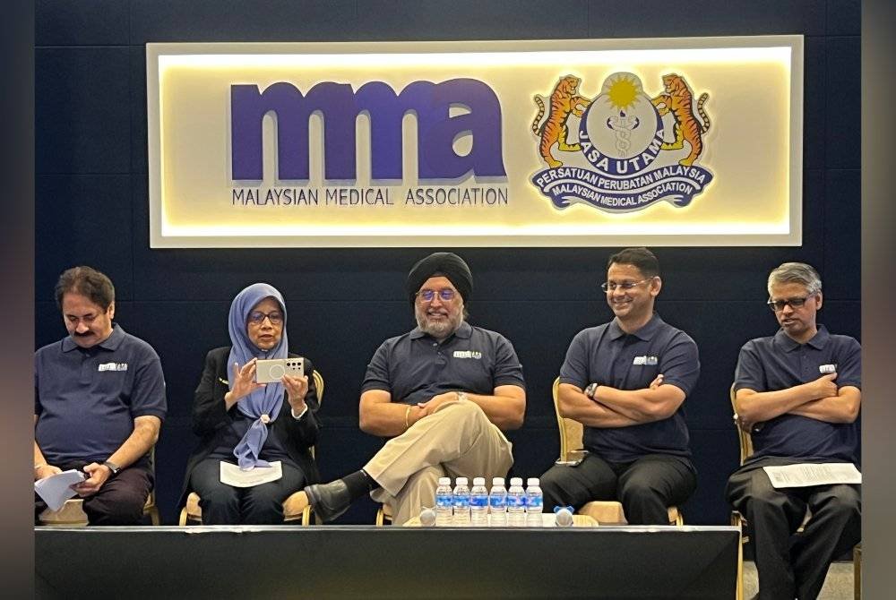 Kalwinder bersama barisan pegawai tertinggi Persatuan Perubatan Malaysia sempena sambutan Hari Doktor di Kuala Lumpur pada Sabtu.