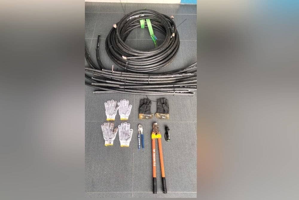 Antara kabel dan peralatan yang ditemui dalam kenderaan suspek.