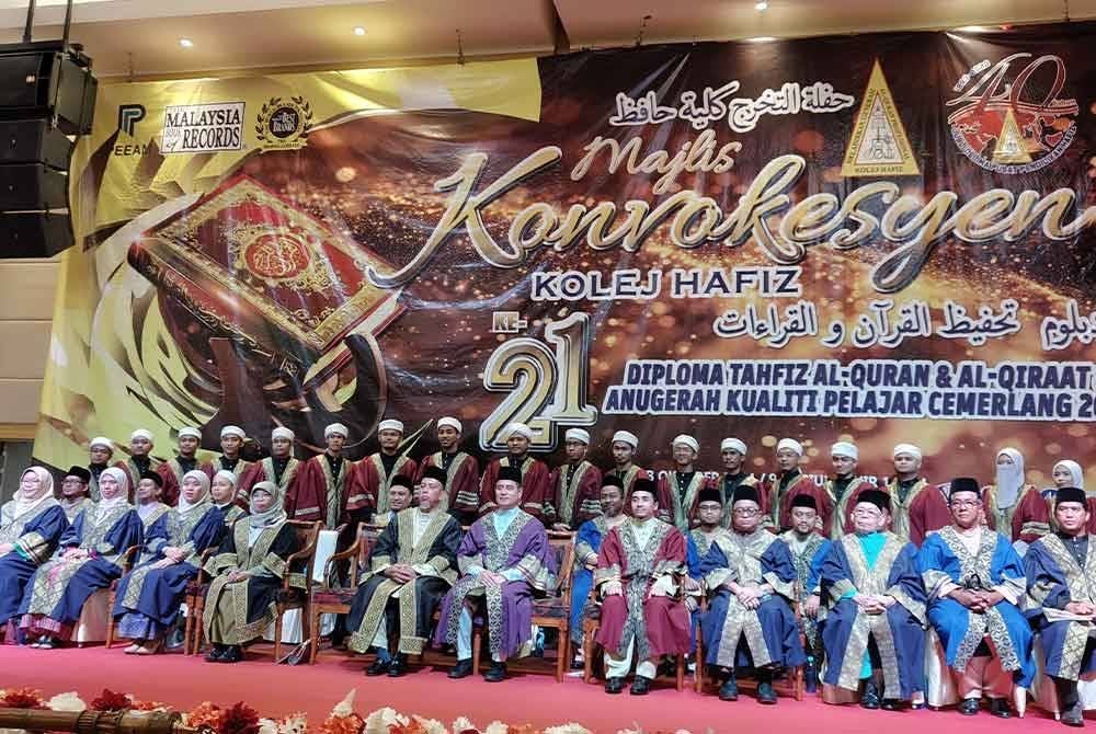 Mohammad Fahmi (tengah) bergambar bersama barisan pengurusan Kolej Tahfiz serta pelajar yang diraikan.