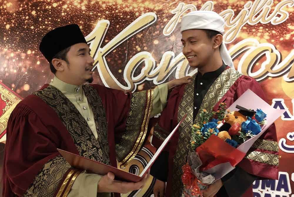 Muhamad Hafiz meluangkan masa meraikan salah seorang pelajar yang diraikan dalam Majlis Konvokesyen Kolej Hafiz ke-21 di Grand Centro Ballroom pada Sabtu.