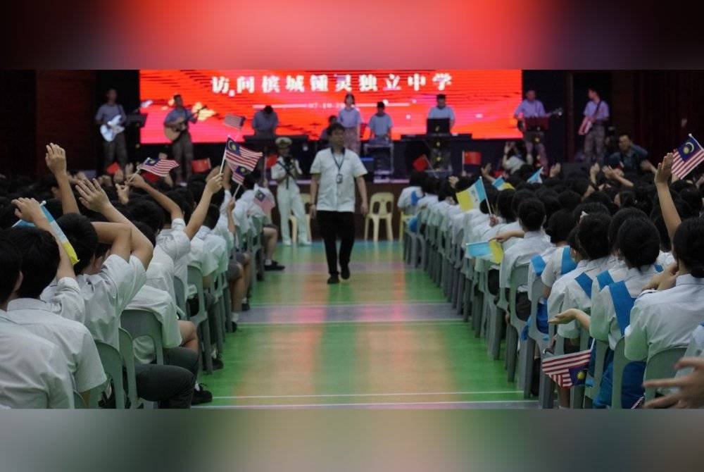 Hanya pelajar dari China yang mengibar bendera negara mereka manakala pelajar tempatan mengibar bendera Malaysia dalam majlis yang sama.