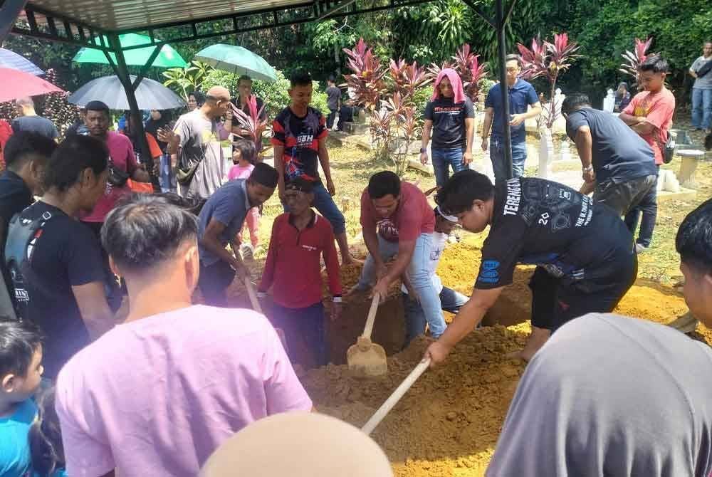 Allahyarham selamat dikebumikan pada jam 2.35 petang di Tanah Perkuburan Islam Kampar pada Sabtu.