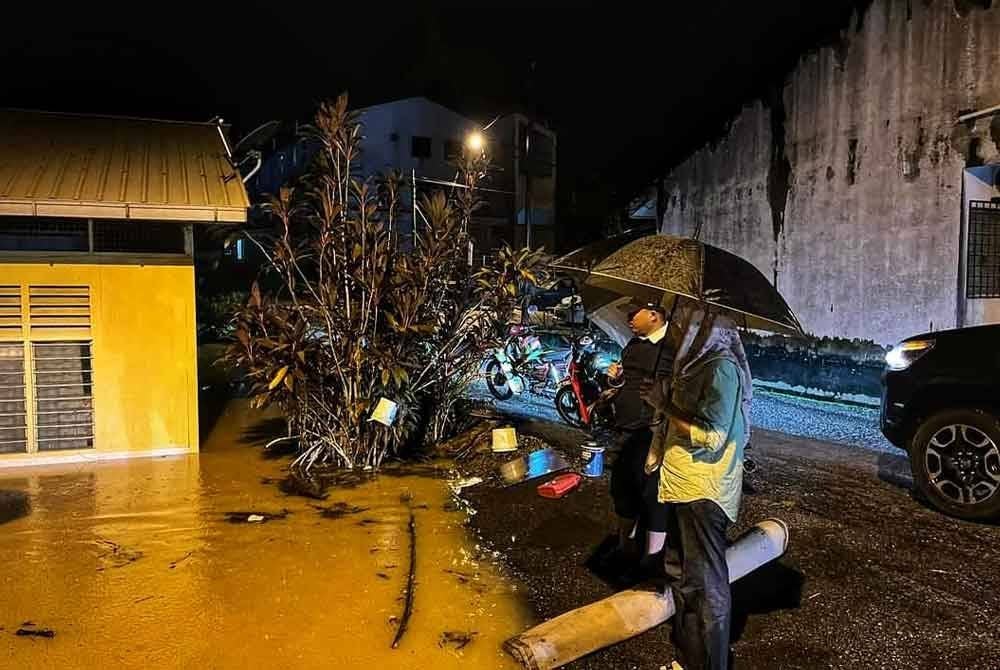 Young Syefura ketika melawat kawasan banjir kilat di daerah Bentong. Foto FB Young Syefura