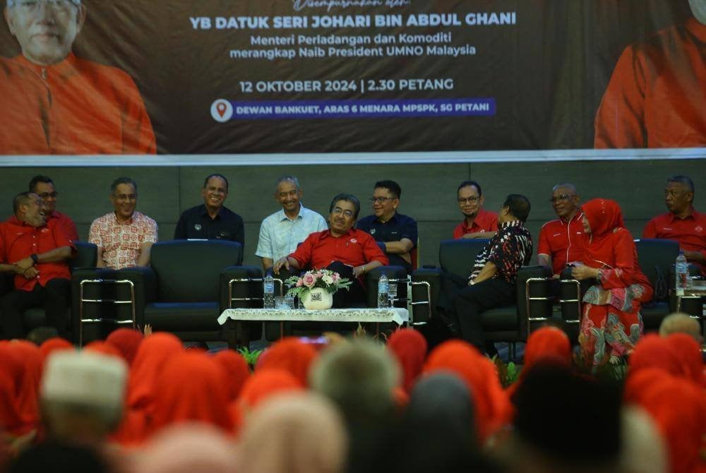 Johari (duduk, tengah) hadir menyempurnakan Program Jelajah Bongkar.