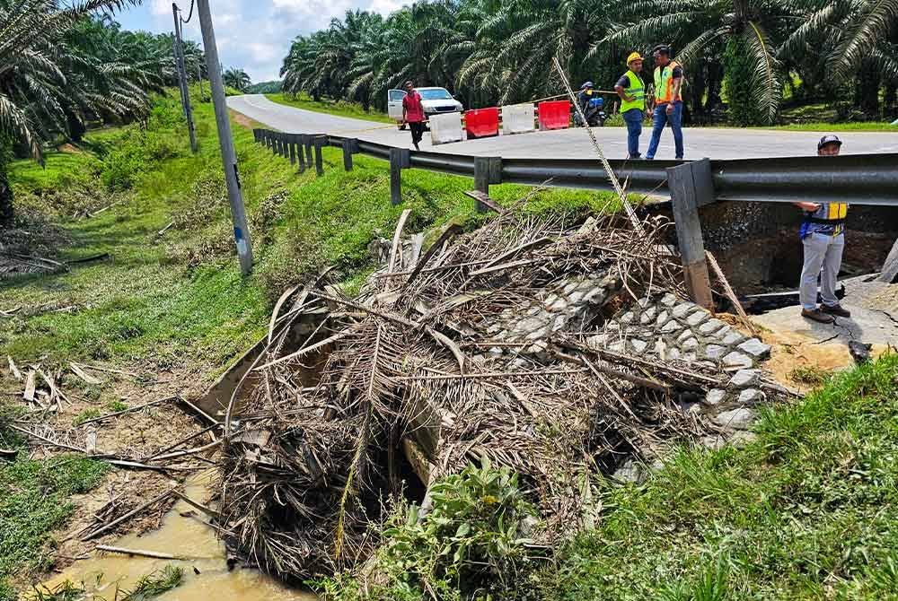 Runtuhan menyebabkan kerosakan pada pembentung. Foto ihsan PDRM