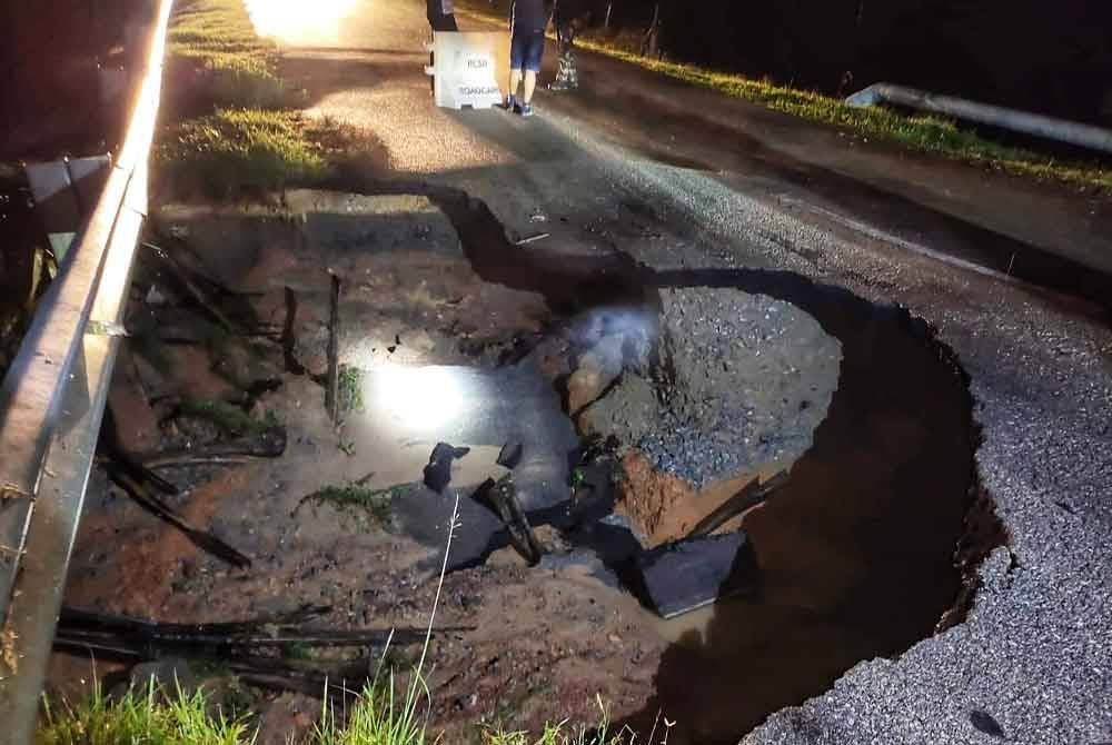 Mendapan tanah yang berlaku selepas runtuhan di bahu jalan di KM 20 Jalan Bera-Melati pada jam 1.15 pagi, Sabtu. Foto ihsan PDRM