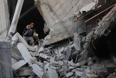 Bangunan yang musnah selepas pengeboman Israel di kem pelarian Bureij di tengah Semenanjung Gaza. Foto Xinhua