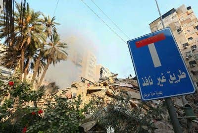 Serpihan bangunan yang musnah di kejiranan Haret Hreik, pinggir selatan selatan Beirut. Foto AFP