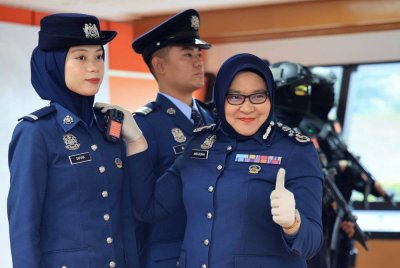 Anis Rizana (kanan) memakaikan kamera badan atau Body Worn Camera (BWC) kepada salah seorang pegawai kastam pada Majlis Perasmian BWC di KLIA hari ini. Foto Bernama