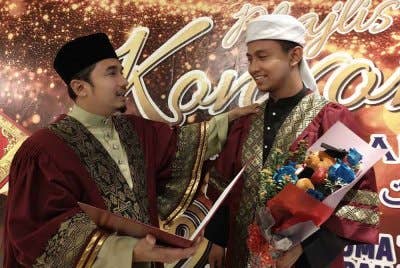 Muhamad Hafiz meluangkan masa meraikan salah seorang pelajar yang diraikan dalam Majlis Konvokesyen Kolej Hafiz ke-21 di Grand Centro Ballroom pada Sabtu.