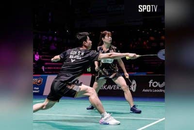 Soon Huat (kiri) dan Shevon terpaksa akur tewas kepada pasangan China dalam aksi separuh akhir Terbuka Artik di Finland pada Sabtu. Foto FB SPOTV