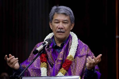 Mohamad berucap pada Majlis Penyampaian Sumbangan Deepavali kepada golongan berusia 70 tahun ke atas dan Penyampaian sumbangan untuk kuil-kuil di Parlimen Rembau pada majlis yang berlangsung di Dewan Orang Ramai Rantau hari ini. Foto Bernama