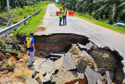 Kejadian runtuhan bahu jalan menyebabkan laluan ditutup pada semua kenderaan bermula Sabtu. Foto ihsan PDRM