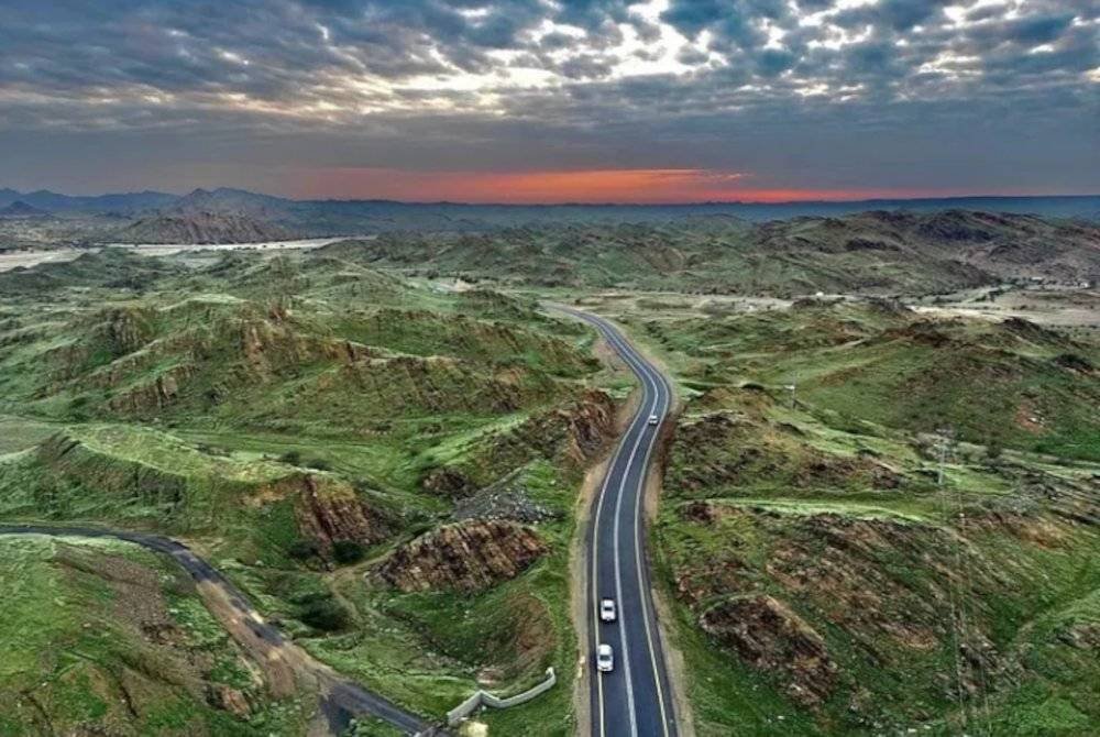 ARAB SAUDI
Kawasan pergunungan yang tandus di Arab Saudi kian menghijau kini. Sebelum itu, dalam laporan Nasa, agensi itu memuat naik empat imej angkasa iaitu pada 1987, 1991, 2000 dan 2012 yang menunjukkan permukaan gersang bumi Arab Saudi sudah bertukar kepada menghijau sedikit demi sedikit.