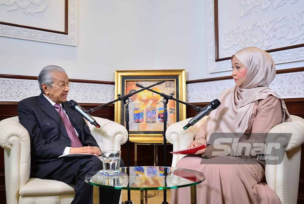 Dr Mahathir sewaktu program Interviu yang dihoskan oleh Pengarang Eksekutif Digital Sinar Harian, Ruzy Adila Idris di Bangunan Yayasan Al-Bukhary, Kuala Lumpur baru-baru ini. - FOTO: SINAR AHAD/ ASRIL ASWANDI SHUKOR