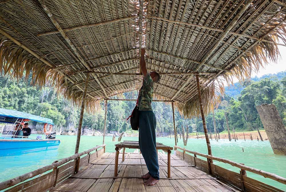 Ishak menunjukkan atap rakit diperbuat daripada daun pokok cucuh yang menyerap haba dan rakit tersebut nyaman walaupun dibawah cuaca panas.