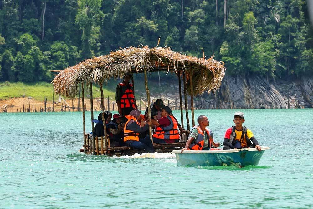 Bot digunakan untuk menggerakkan rakit menyusuri kawasan menarik di sekitar Tasik Kenyir.