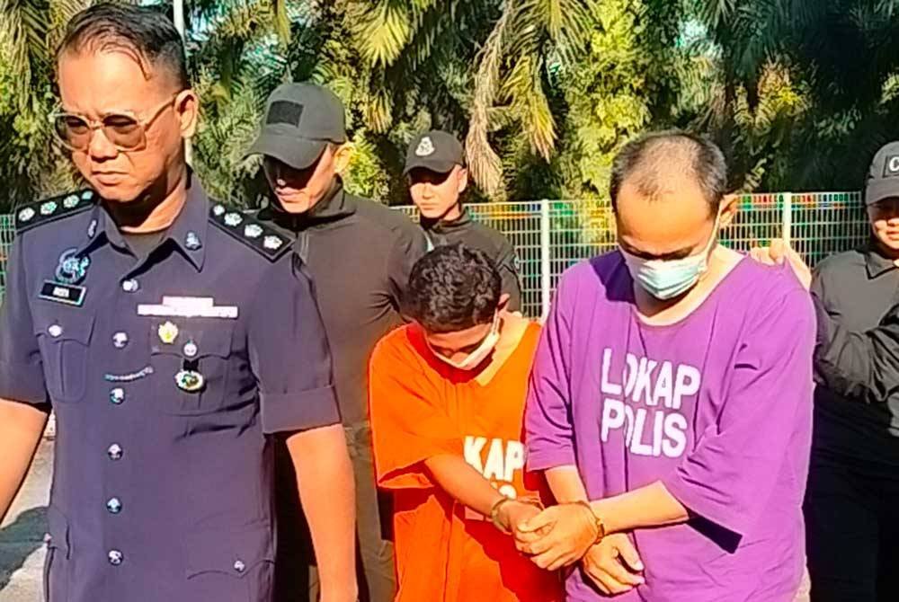 Tertuduh, Mahmad Hamal (kanan) dan Muhammad Ansarullah (kiri) didakwa di Mahkamah Sesyen Kota Tinggi, pada Ahad.