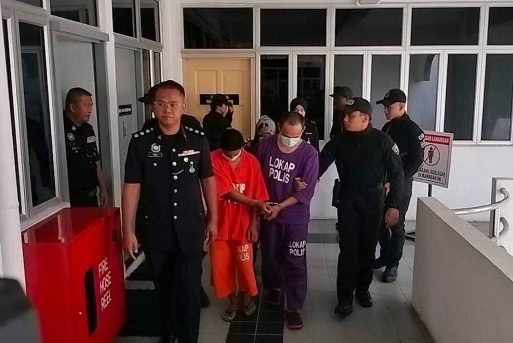 Tertuduh, Mahmad Hamal (dua dari kanan) dan Muhammad Ansarullah (dua dari kiri) didakwa di Mahkamah Sesyen Kota Tinggi, pada Ahad.