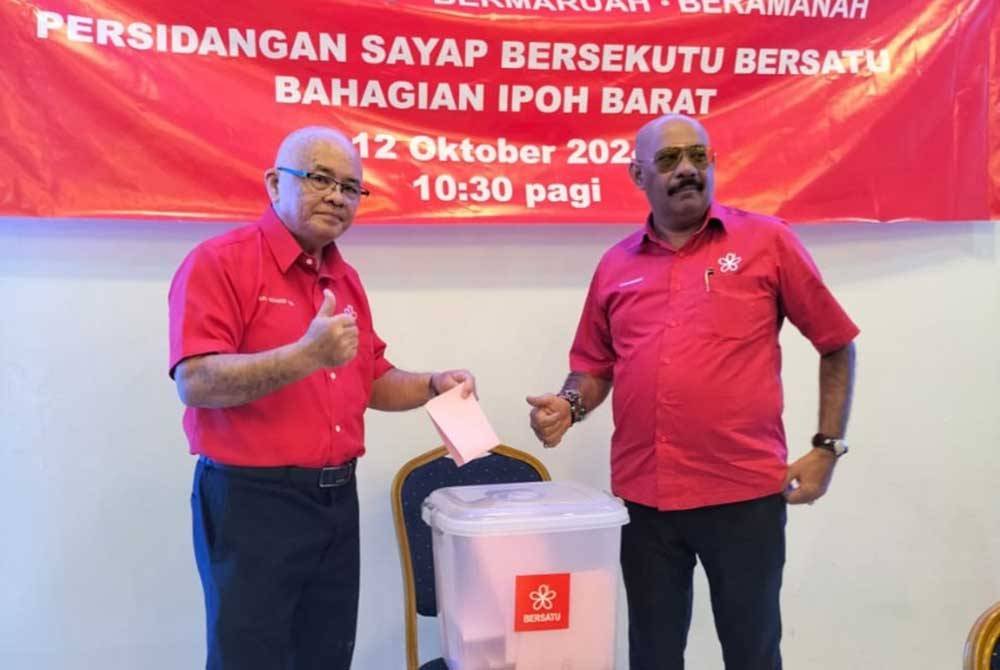 Richard (kiri) turut membuang undi bagi pemilihan Sayap Bersekutu Bersatu Bahagian Ipoh Barat yang berlangsung pada Sabtu.