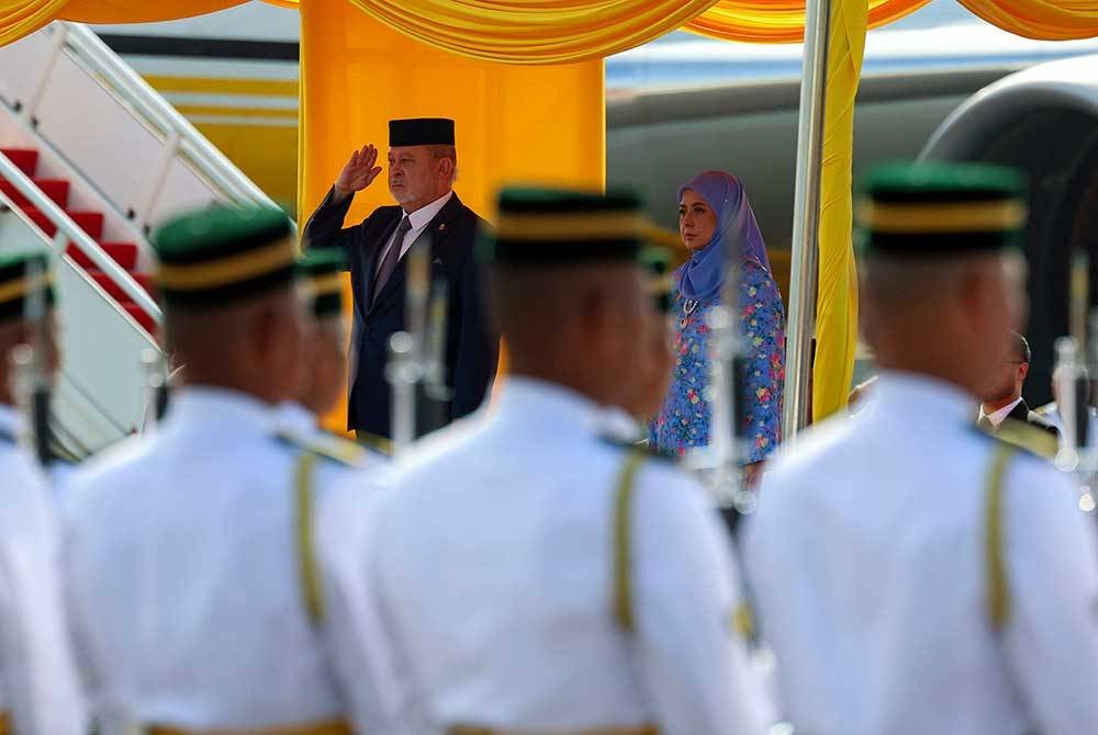 Yang di-Pertuan Agong Sultan Ibrahim dan Raja Permaisuri Agong Raja Zarith Sofiah berkenan menerima hormat diraja dari Batalion 1 Rejimen Askar Melayu Diraja sebelum berangkat ke Brunei hari ini bagi mengadakan Lawatan Negara selama tiga hari. Foto Bernama
