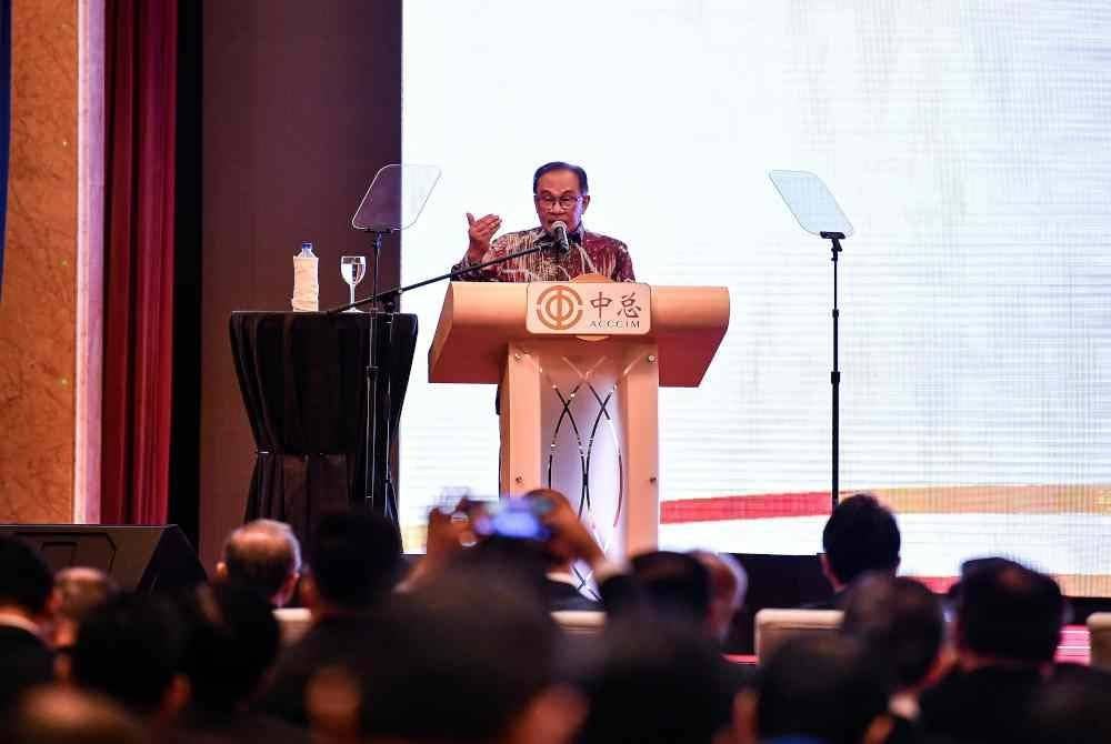 Perdana Menteri, Datuk Seri Anwar Ibrahim ketika menyampaikan ucapan perasmian pada Majlis Mesyuarat Agung Tahunan Dewan Perniagaan dan Perindustrian Cina Malaysia (ACCIM) ke-78 pada Ahad. Foto Bernama