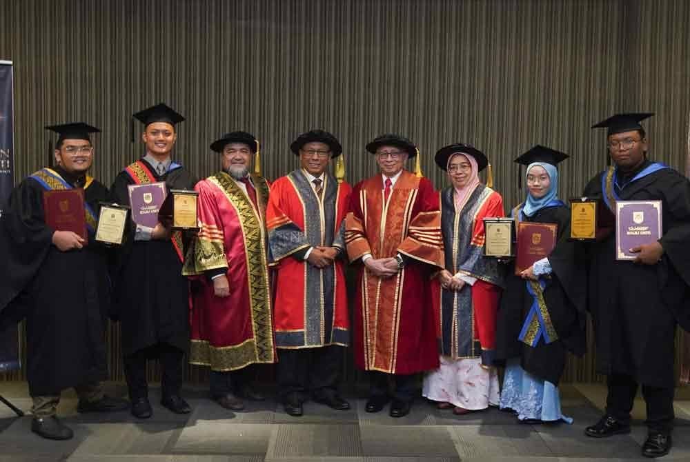 Presiden UNITI Asia Group, Jamal Mohd Amin (tengah), Ketua Pegawai Eksekutif Kolej UNITI, Amir Hamzah Md Isa (tiga dari kanan), Timbalan Presiden Akademi Profesor Malaysia, Profesor Datuk Seri Ir Dr Kamal Nasharuddin Mustapha (dua dari kanan) dan Ketua Eksekutif Kolej UNITI Kota Bharu, Puan Seri Banun Bahtiar (kanan) bergambar bersama penerima anugerah selesai majlis Istiadat Konvokesyen Kolej UNITI Kali Ke-21 yang diadakan pada Ahad.