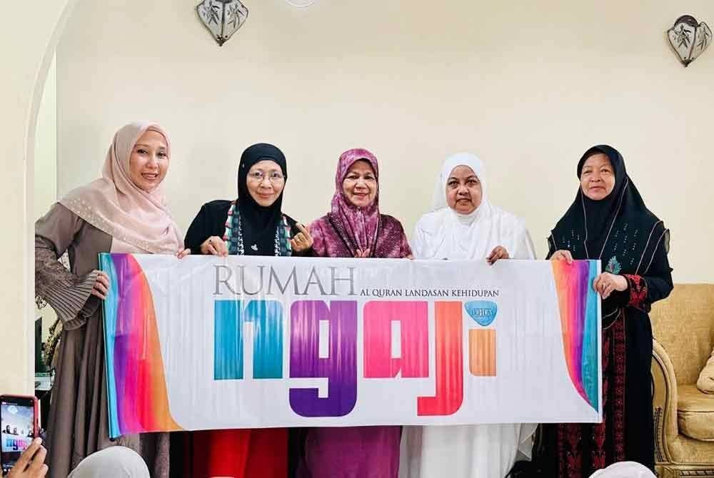 Gharizah (dua kiri) ketika hadir pada majlis pelancaran Rumah Ngaji Bayt ar-Rashid.