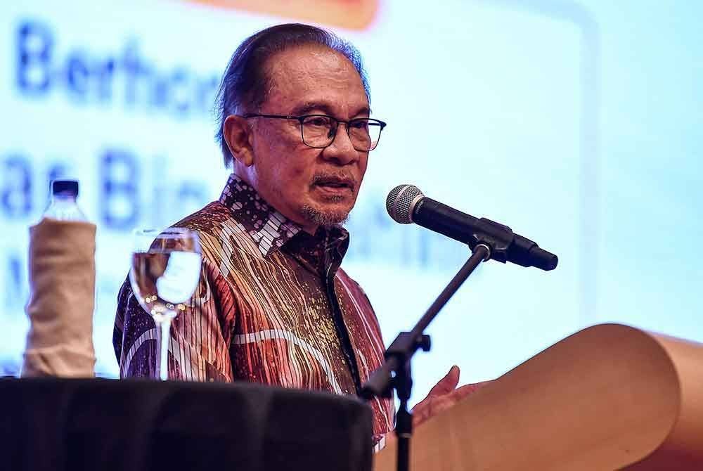 Anwar ketika menyampaikan ucapan perasmian pada Majlis Mesyuarat Agung Tahunan Dewan Perniagaan dan Perindustrian Cina Malaysia (ACCIM) ke-78, pada Ahad. Foto Bernama